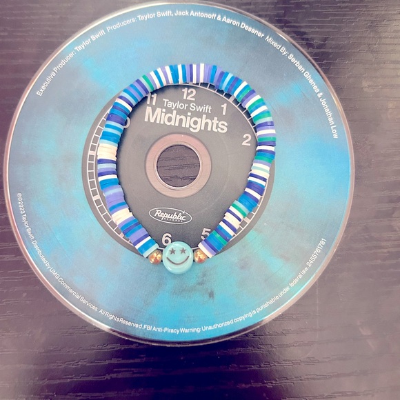 a set of two blue bracelets! - Picture 2 of 6